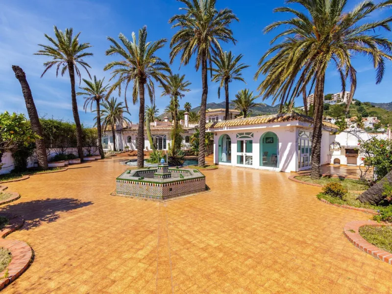 Welcome to an extraordinary opportunity to own a magnificent mansion in the heart of Torremuelle, Costa del Sol. Spanning an impressive 1,146 square meters of luxurious living space, set on a vast 3,077 square meter plot, this estate offers a lifestyle of