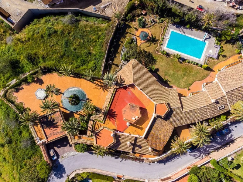 Welcome to an extraordinary opportunity to own a magnificent mansion in the heart of Torremuelle, Costa del Sol. Spanning an impressive 1,146 square meters of luxurious living space, set on a vast 3,077 square meter plot, this estate offers a lifestyle of