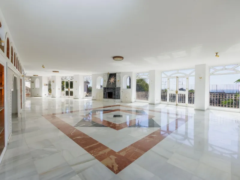 Welcome to an extraordinary opportunity to own a magnificent mansion in the heart of Torremuelle, Costa del Sol. Spanning an impressive 1,146 square meters of luxurious living space, set on a vast 3,077 square meter plot, this estate offers a lifestyle of