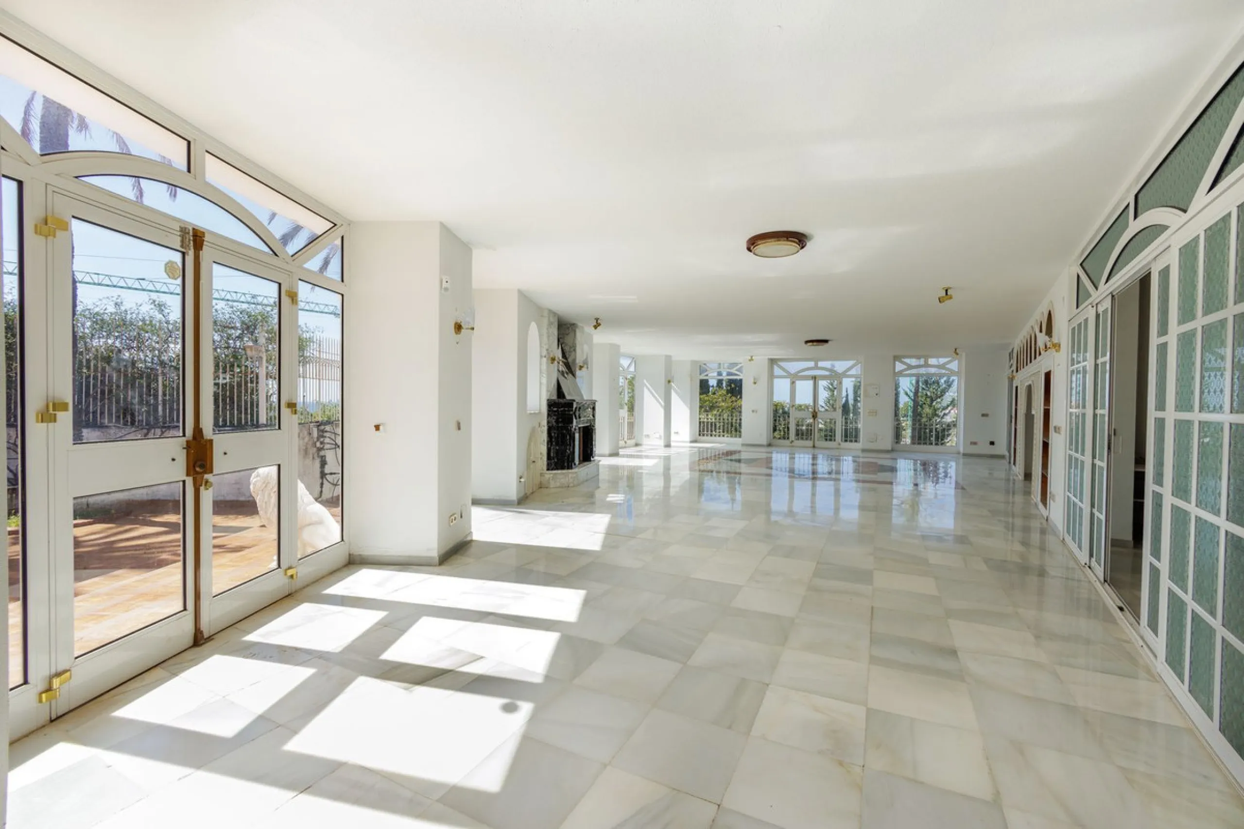 Welcome to an extraordinary opportunity to own a magnificent mansion in the heart of Torremuelle, Costa del Sol. Spanning an impressive 1,146 square meters of luxurious living space, set on a vast 3,077 square meter plot, this estate offers a lifestyle of