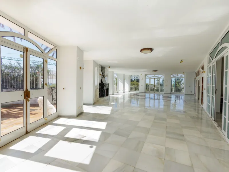 Welcome to an extraordinary opportunity to own a magnificent mansion in the heart of Torremuelle, Costa del Sol. Spanning an impressive 1,146 square meters of luxurious living space, set on a vast 3,077 square meter plot, this estate offers a lifestyle of