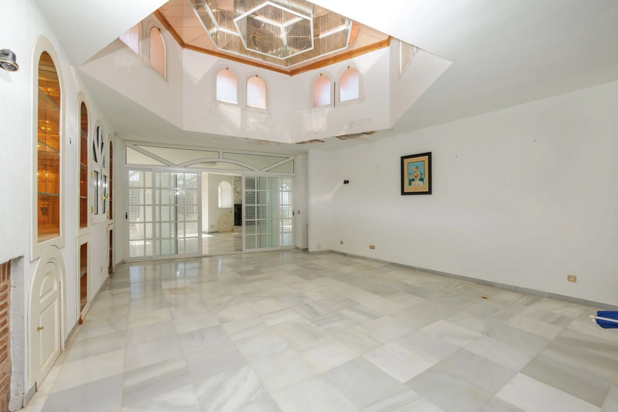 Welcome to an extraordinary opportunity to own a magnificent mansion in the heart of Torremuelle, Costa del Sol. Spanning an impressive 1,146 square meters of luxurious living space, set on a vast 3,077 square meter plot, this estate offers a lifestyle of