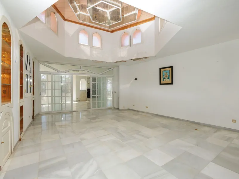 Welcome to an extraordinary opportunity to own a magnificent mansion in the heart of Torremuelle, Costa del Sol. Spanning an impressive 1,146 square meters of luxurious living space, set on a vast 3,077 square meter plot, this estate offers a lifestyle of
