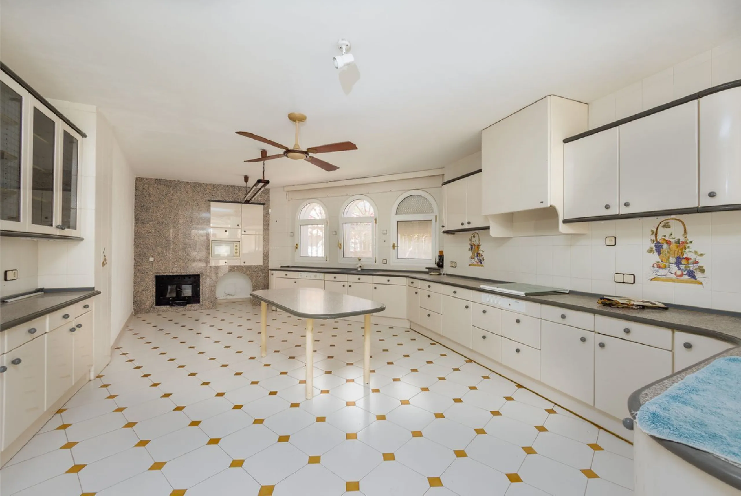 Welcome to an extraordinary opportunity to own a magnificent mansion in the heart of Torremuelle, Costa del Sol. Spanning an impressive 1,146 square meters of luxurious living space, set on a vast 3,077 square meter plot, this estate offers a lifestyle of
