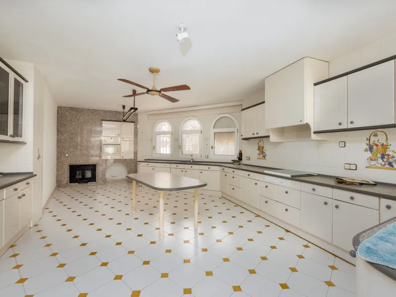 Welcome to an extraordinary opportunity to own a magnificent mansion in the heart of Torremuelle, Costa del Sol. Spanning an impressive 1,146 square meters of luxurious living space, set on a vast 3,077 square meter plot, this estate offers a lifestyle of