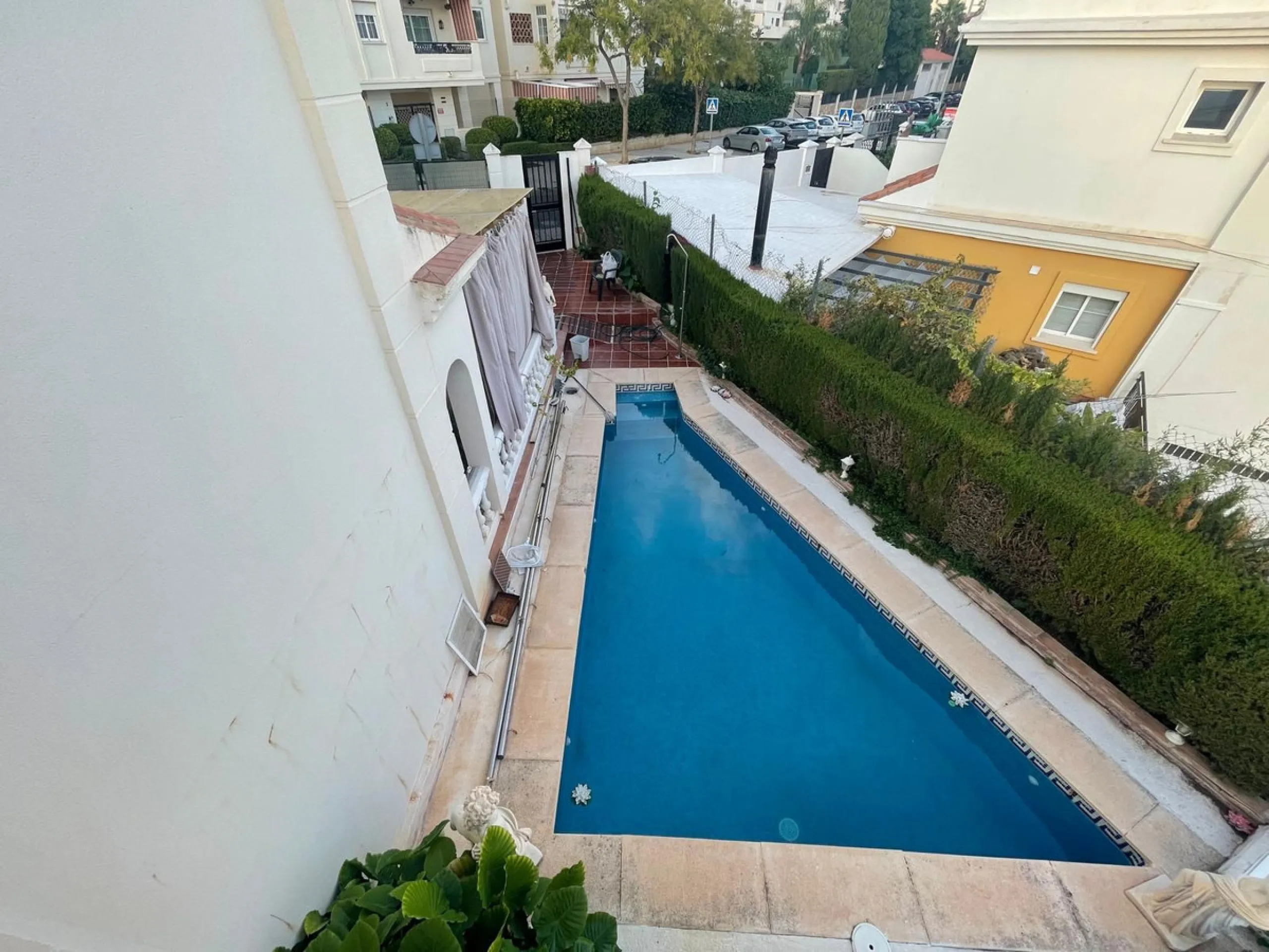 Corner town house with interior elevator in Benalmádena, Arroyo de la Miel, with sea views and a privileged location.