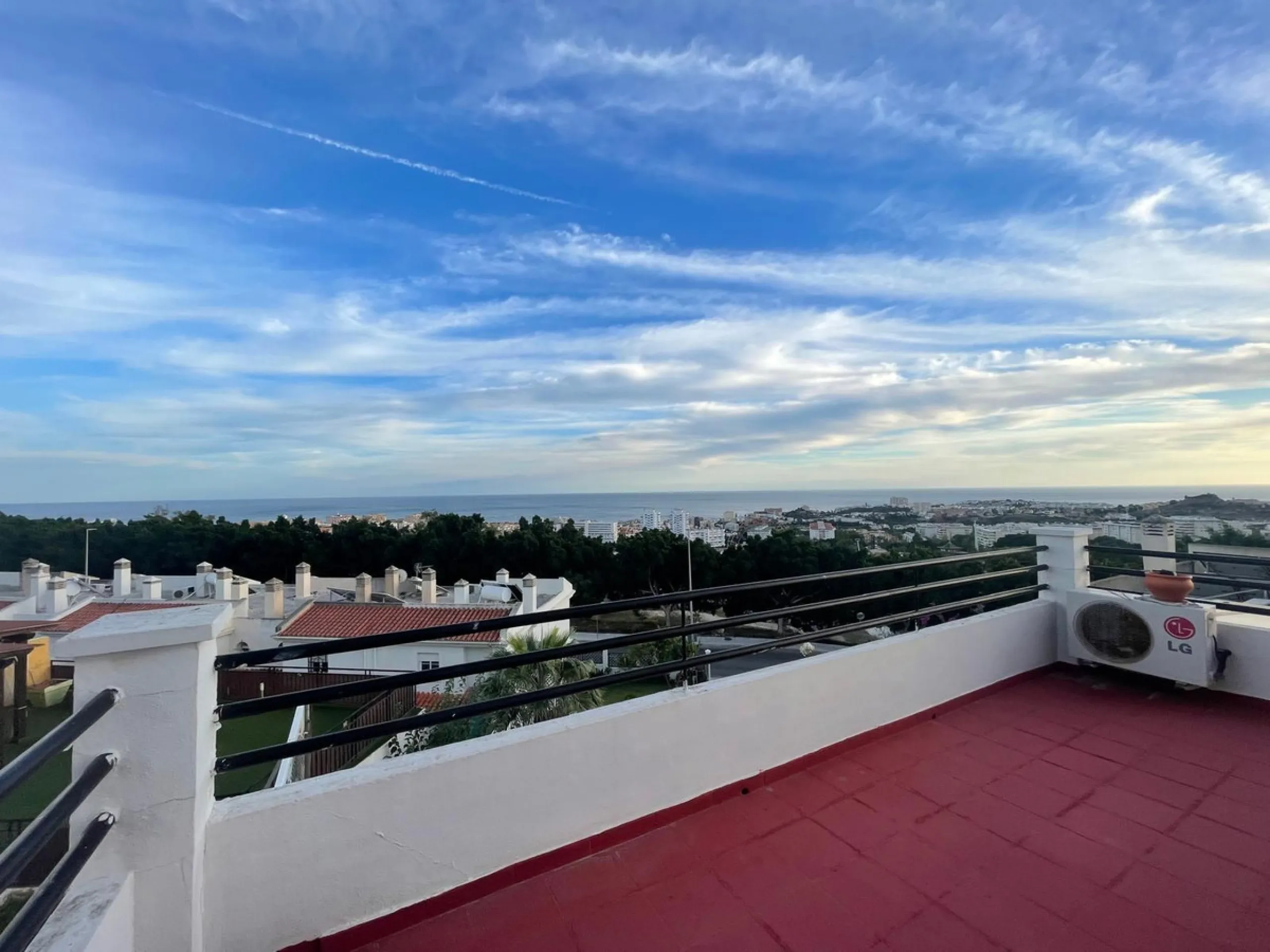 Corner town house with interior elevator in Benalmádena, Arroyo de la Miel, with sea views and a privileged location.