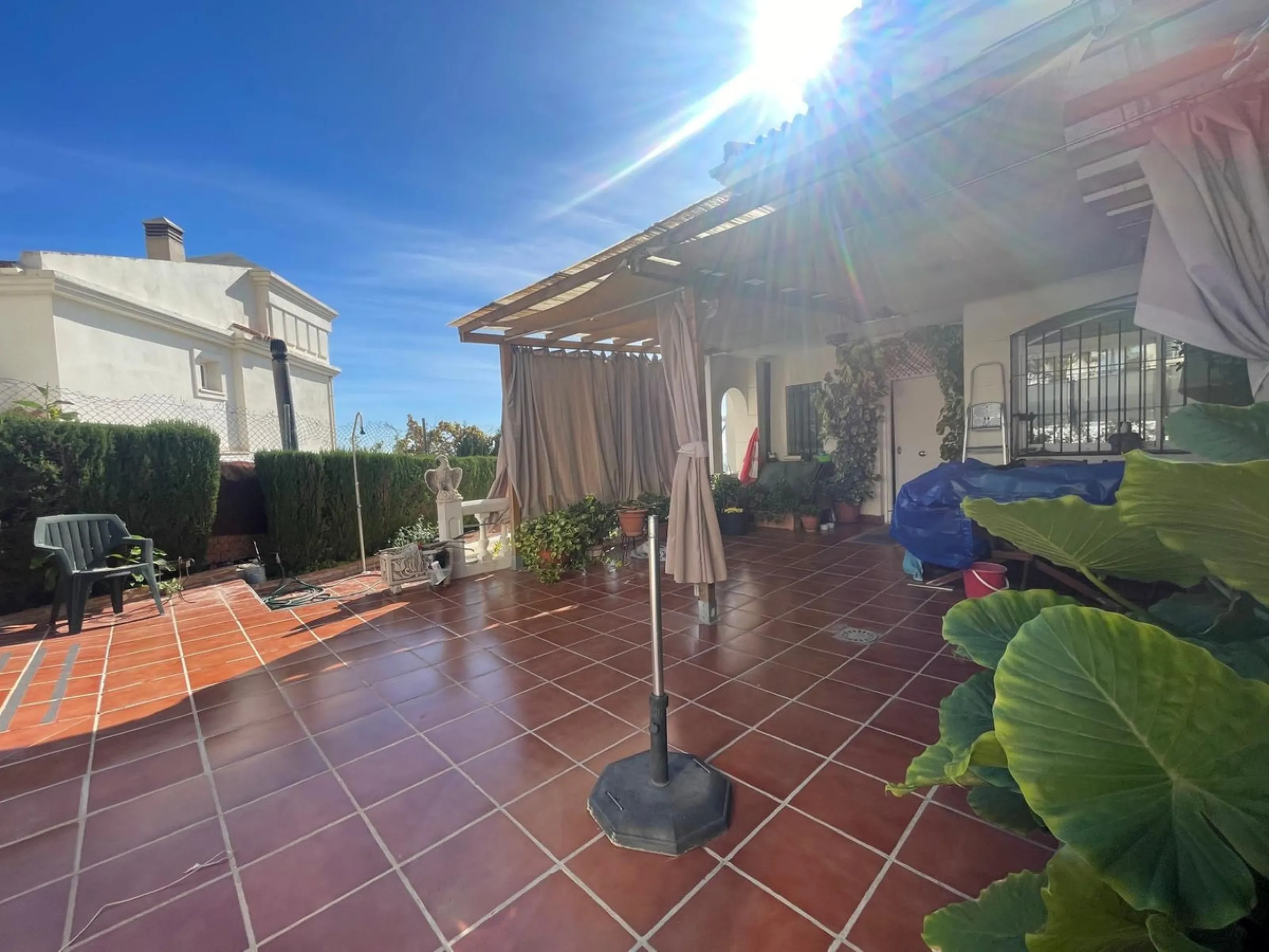 Corner town house with interior elevator in Benalmádena, Arroyo de la Miel, with sea views and a privileged location.