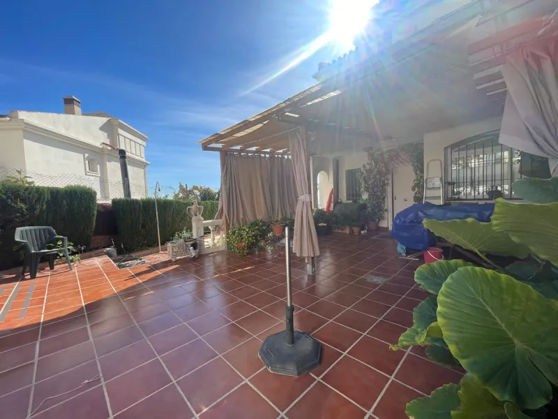 Corner town house with interior elevator in Benalmádena, Arroyo de la Miel, with sea views and a privileged location.