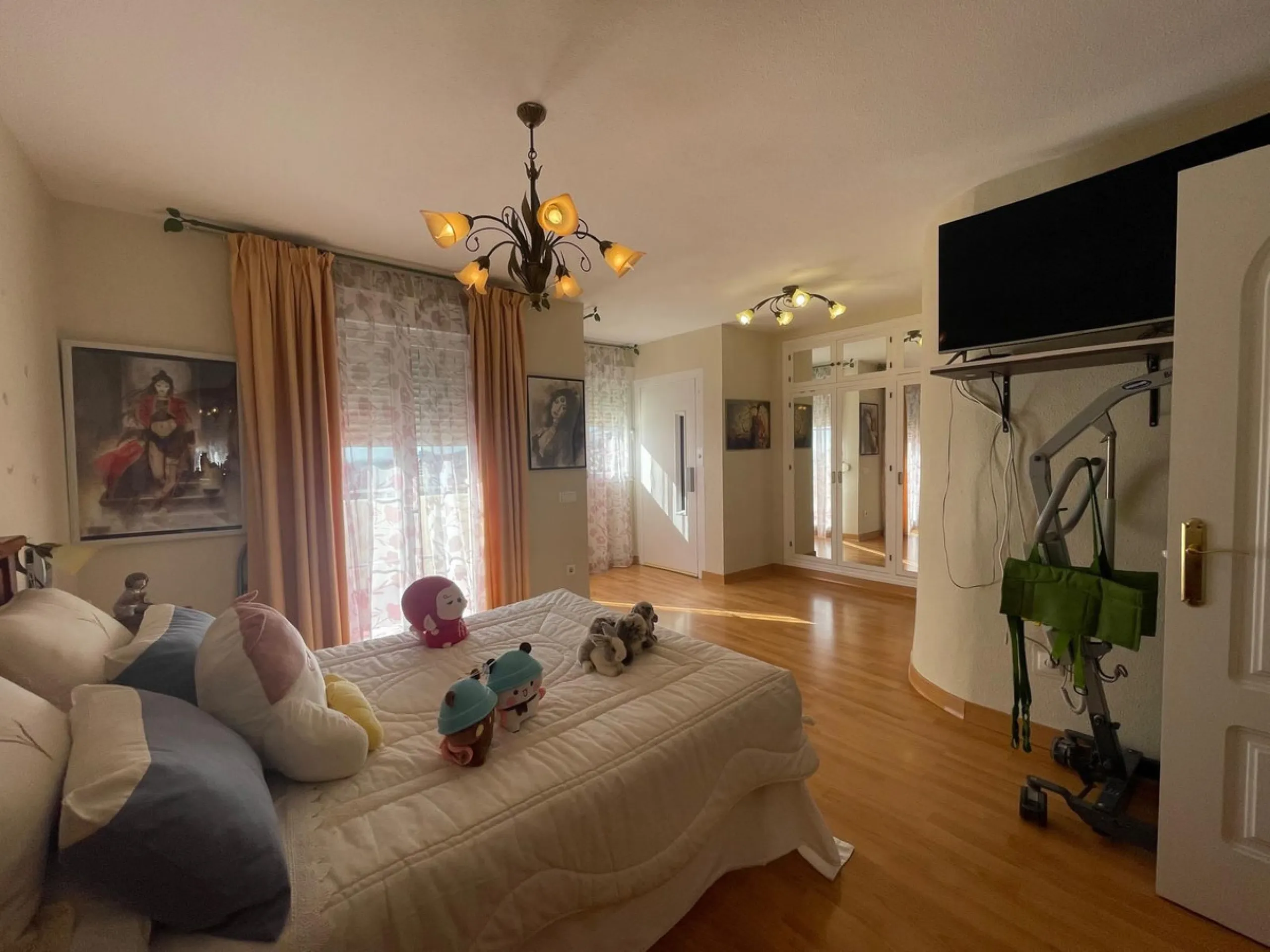 Corner town house with interior elevator in Benalmádena, Arroyo de la Miel, with sea views and a privileged location.