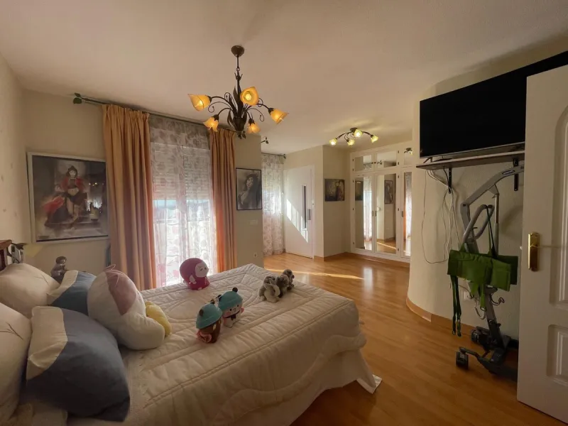 Corner town house with interior elevator in Benalmádena, Arroyo de la Miel, with sea views and a privileged location.