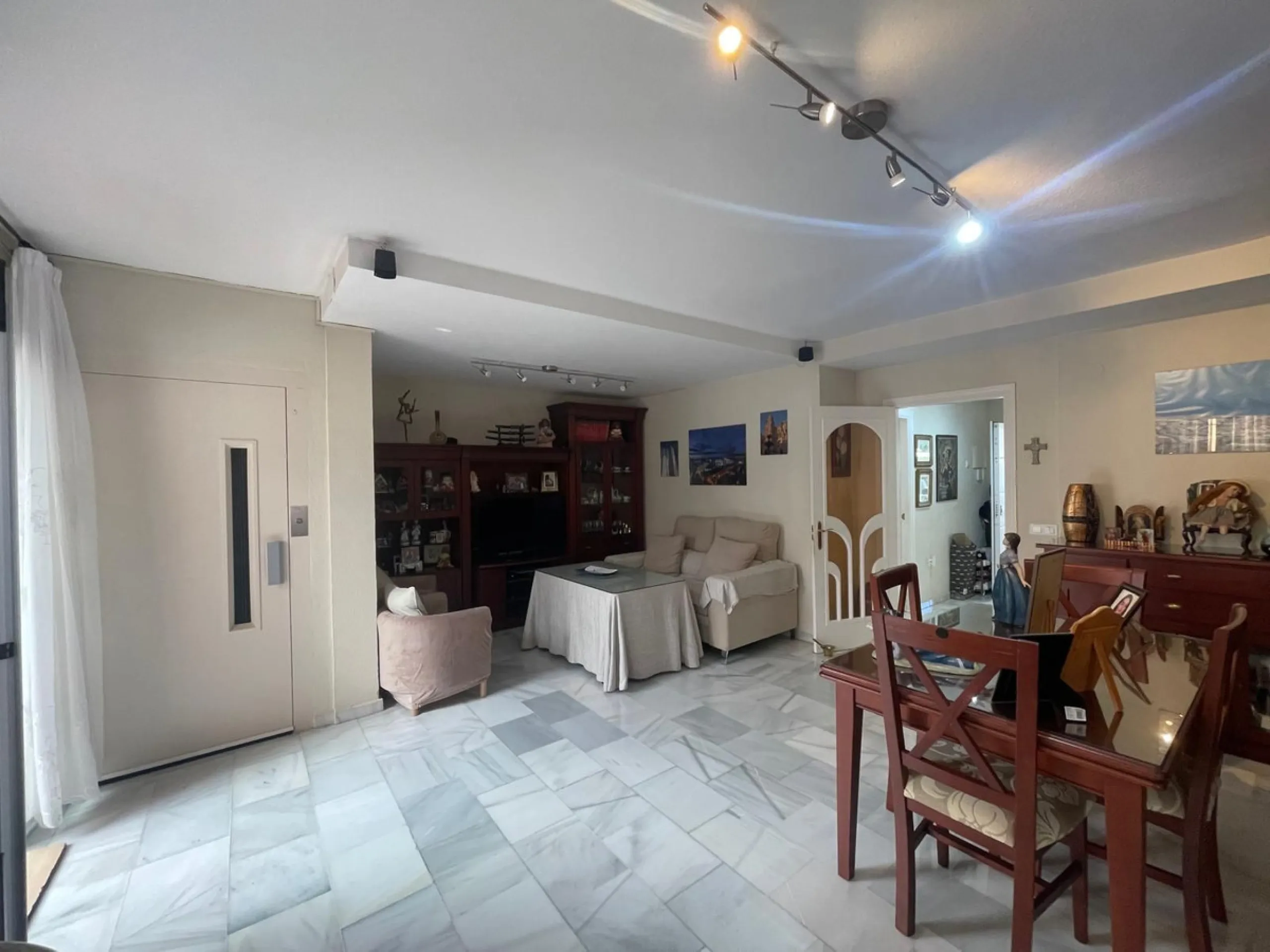 Corner town house with interior elevator in Benalmádena, Arroyo de la Miel, with sea views and a privileged location.