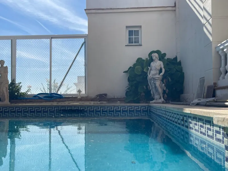 Corner town house with interior elevator in Benalmádena, Arroyo de la Miel, with sea views and a privileged location.