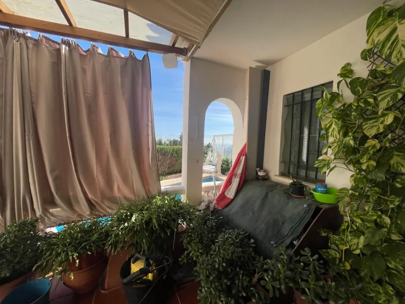 Corner town house with interior elevator in Benalmádena, Arroyo de la Miel, with sea views and a privileged location.