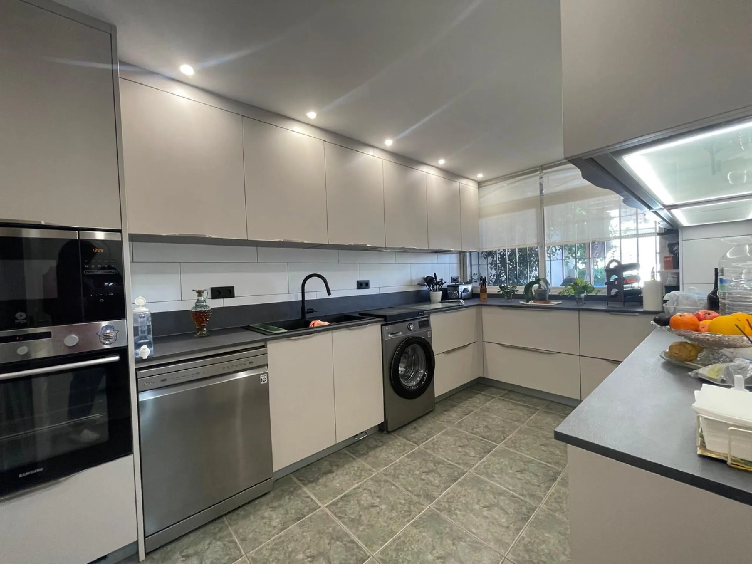 Corner town house with interior elevator in Benalmádena, Arroyo de la Miel, with sea views and a privileged location.