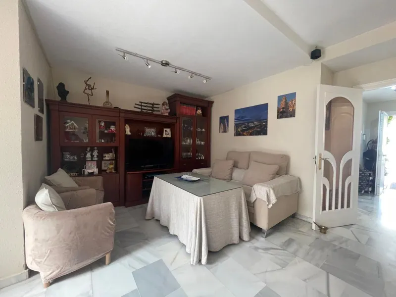 Corner town house with interior elevator in Benalmádena, Arroyo de la Miel, with sea views and a privileged location.