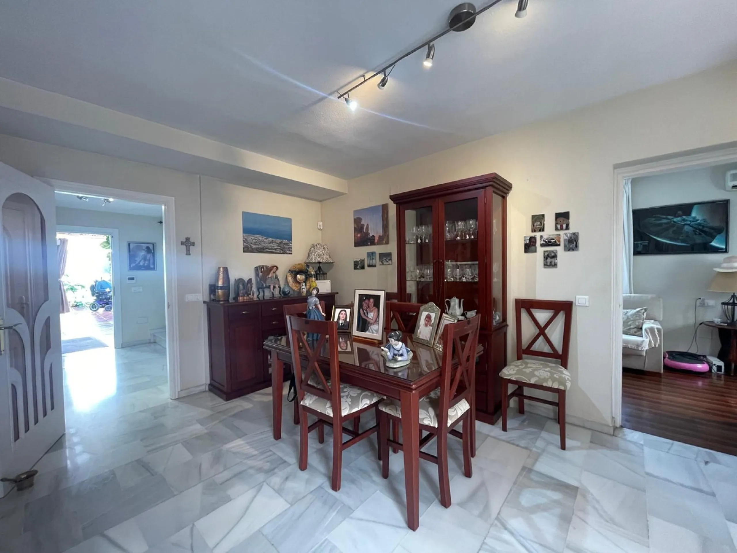 Corner town house with interior elevator in Benalmádena, Arroyo de la Miel, with sea views and a privileged location.