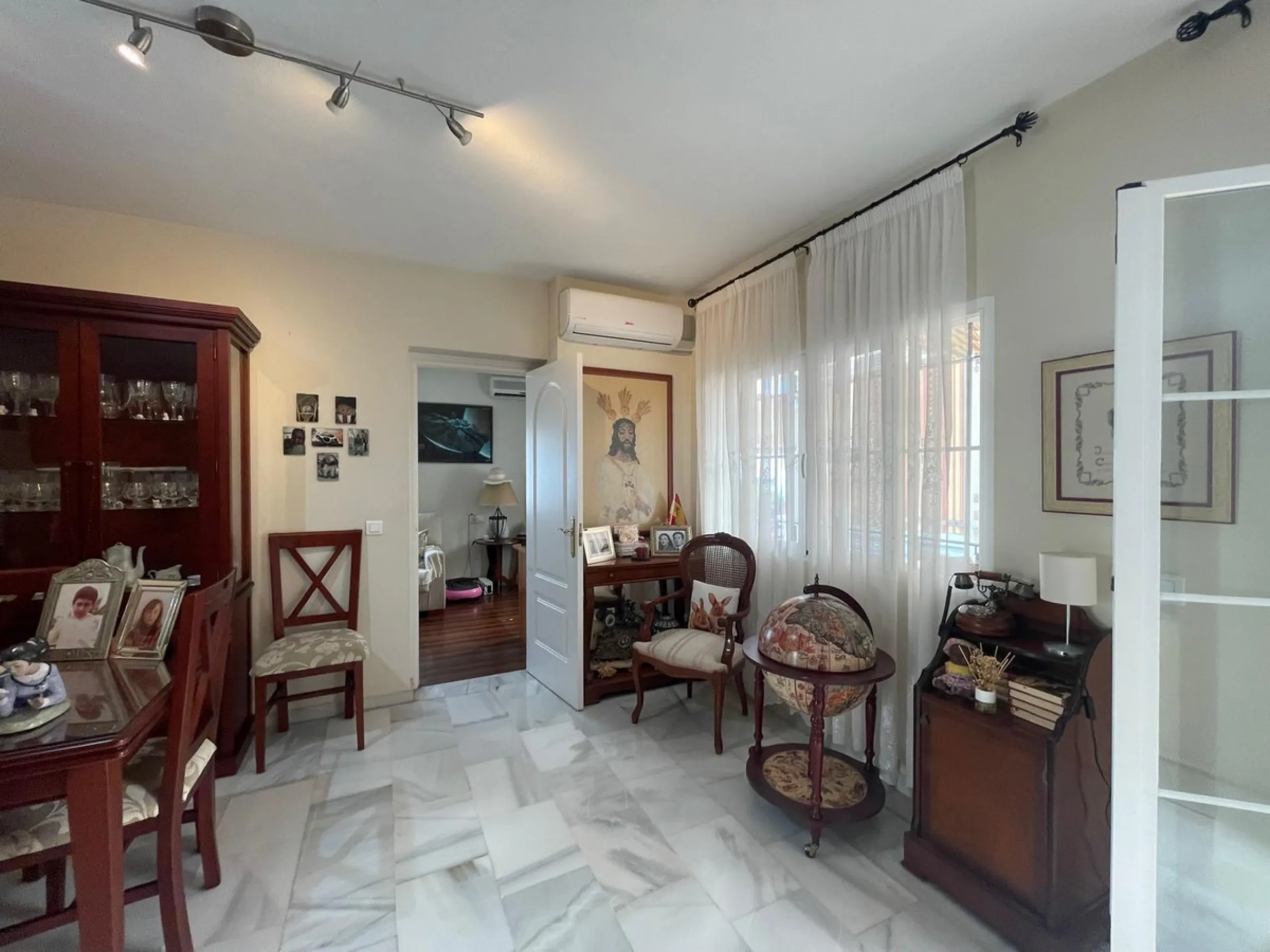 Corner town house with interior elevator in Benalmádena, Arroyo de la Miel, with sea views and a privileged location.