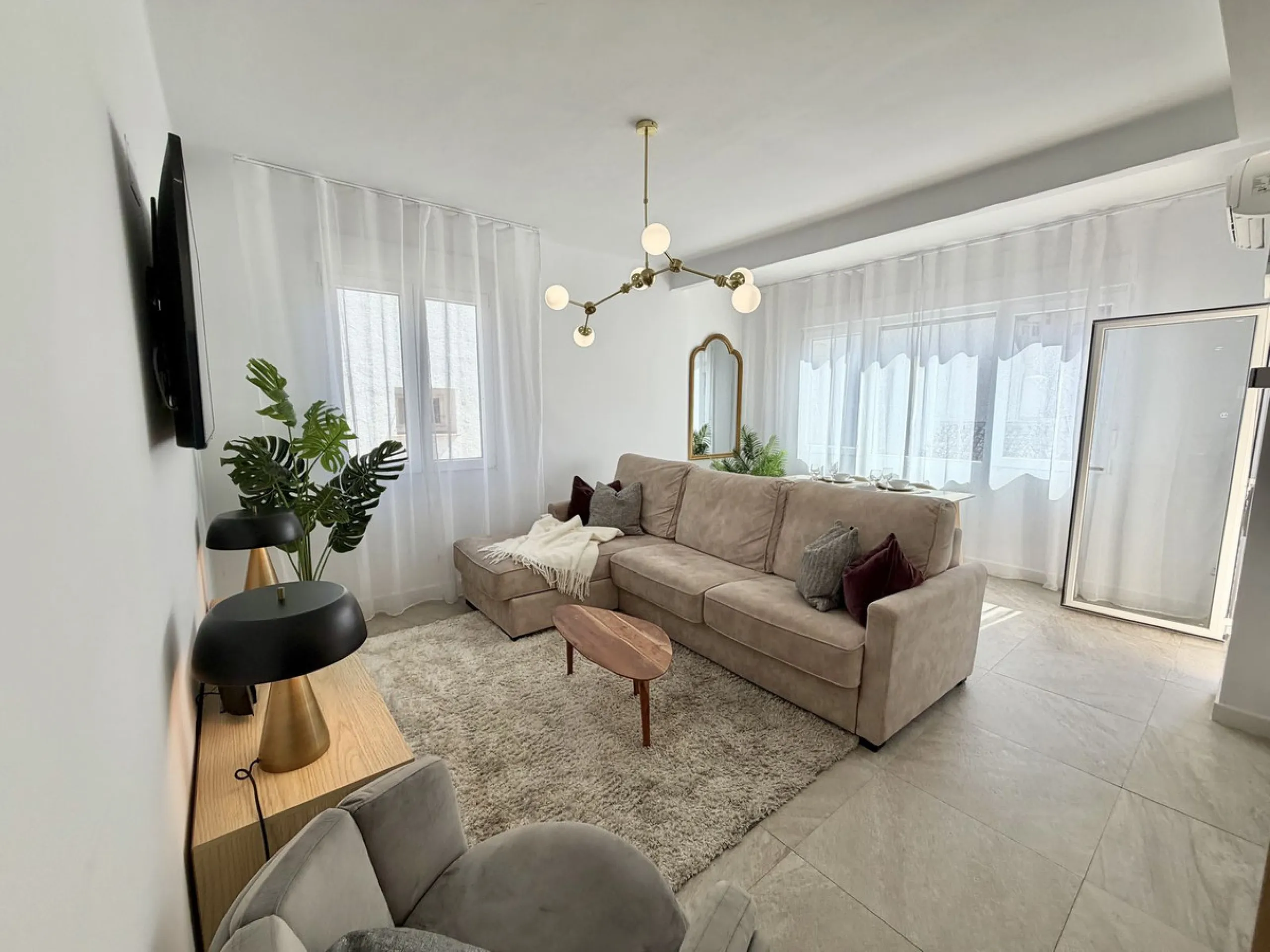 Welcome home to your own oasis on the third floor in Fuengirola! Here you'll find a bright and well-planned two-bedroom apartment (no lift), with access to a spacious shared rooftop terrace. The location is hard to beat, with just 600 meters from the beac