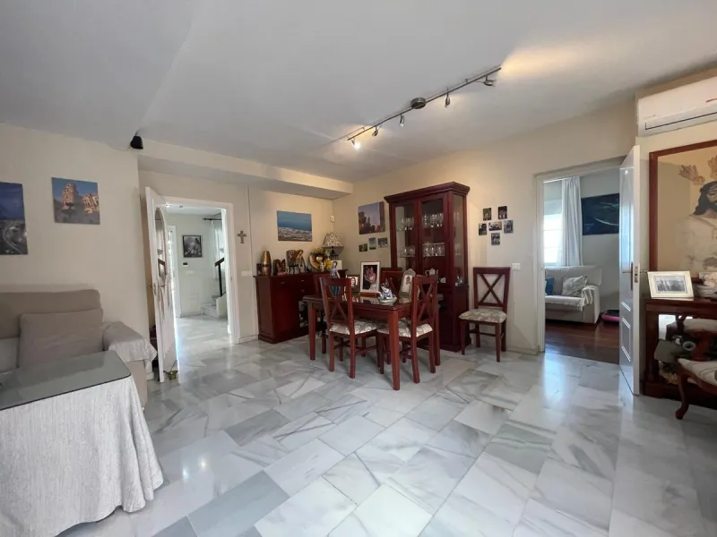 Corner town house with interior elevator in Benalmádena, Arroyo de la Miel, with sea views and a privileged location.