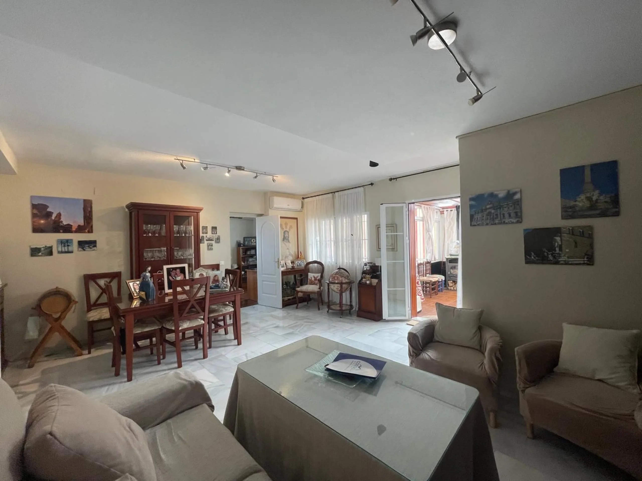 Corner town house with interior elevator in Benalmádena, Arroyo de la Miel, with sea views and a privileged location.