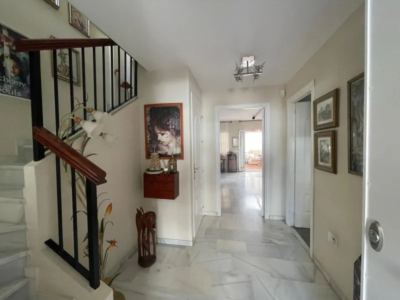 Corner town house with interior elevator in Benalmádena, Arroyo de la Miel, with sea views and a privileged location.
