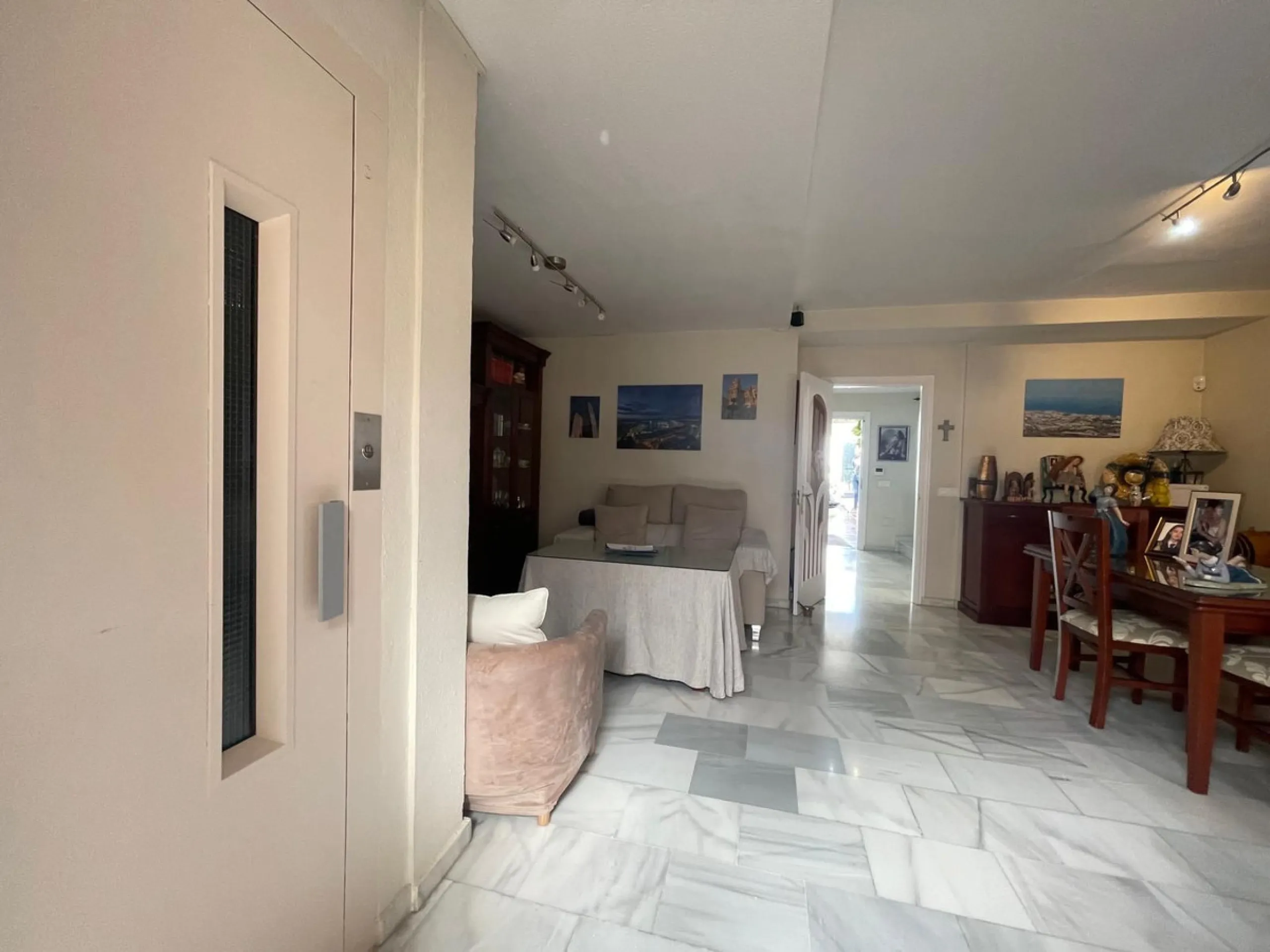Corner town house with interior elevator in Benalmádena, Arroyo de la Miel, with sea views and a privileged location.