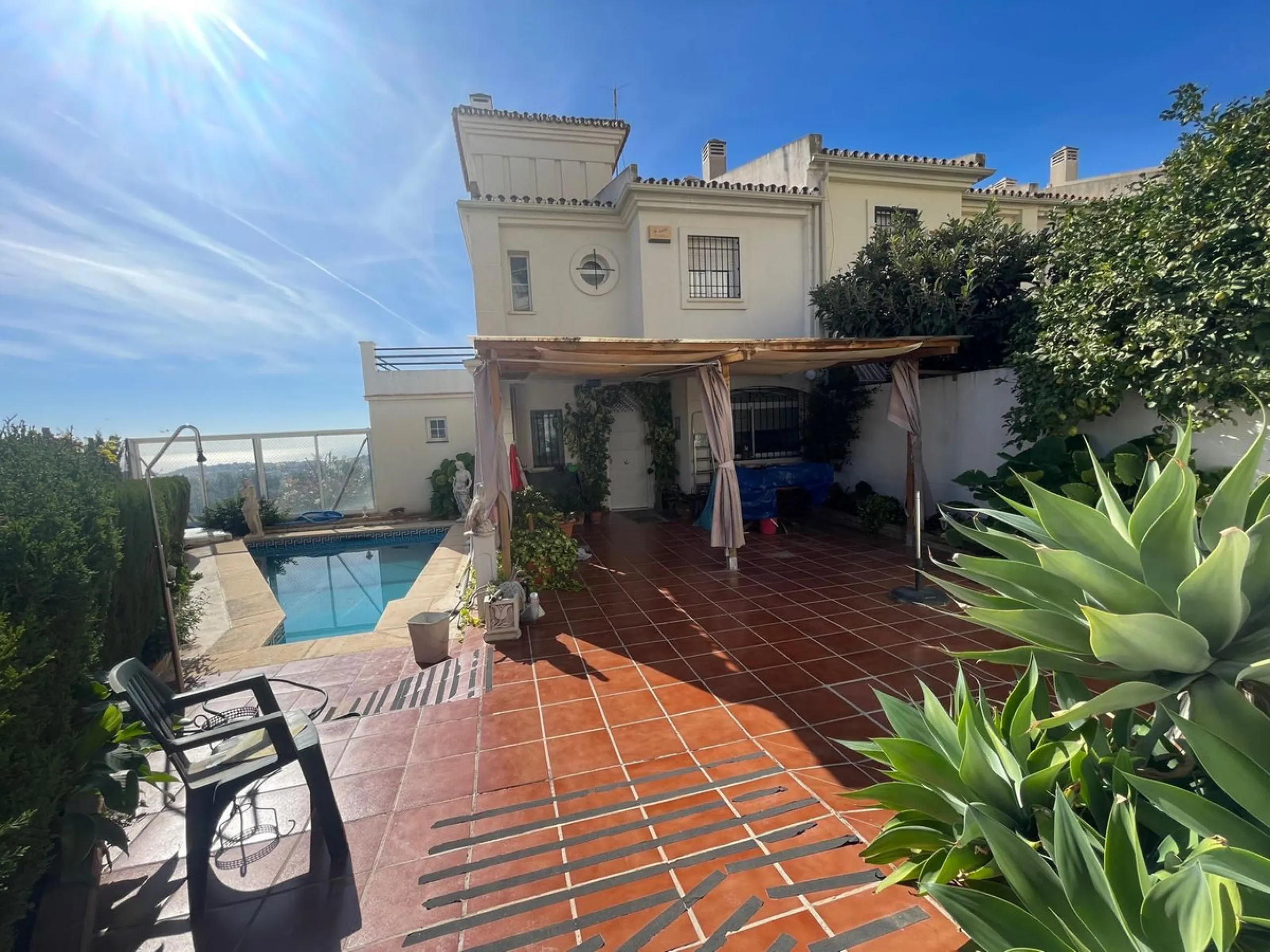 Corner town house with interior elevator in Benalmádena, Arroyo de la Miel, with sea views and a privileged location.
