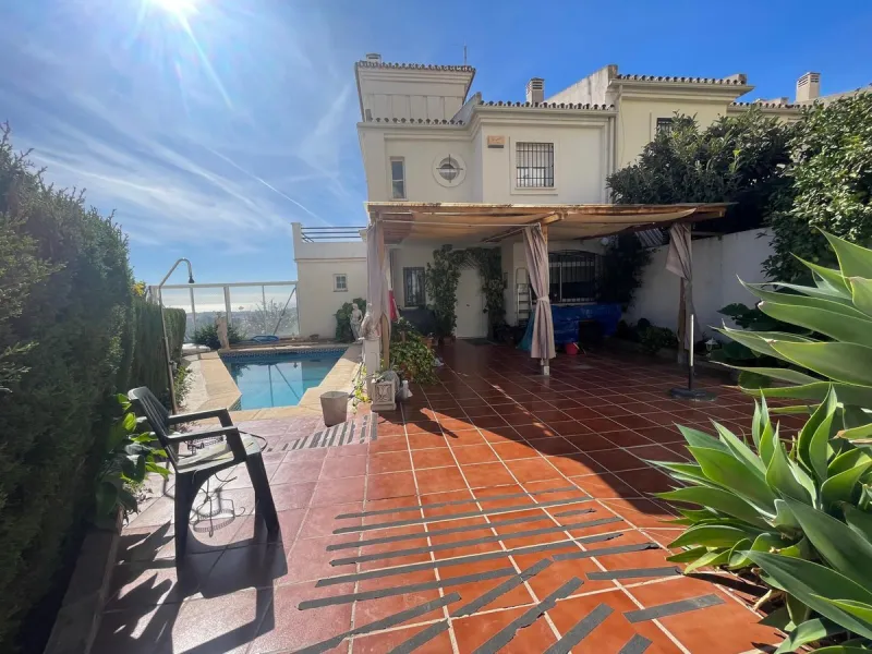 Corner town house with interior elevator in Benalmádena, Arroyo de la Miel, with sea views and a privileged location.