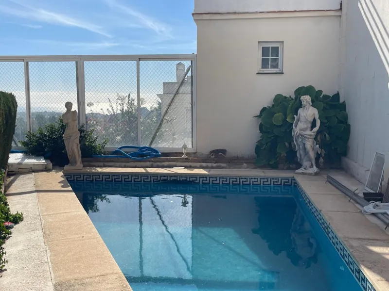 Corner town house with interior elevator in Benalmádena, Arroyo de la Miel, with sea views and a privileged location.