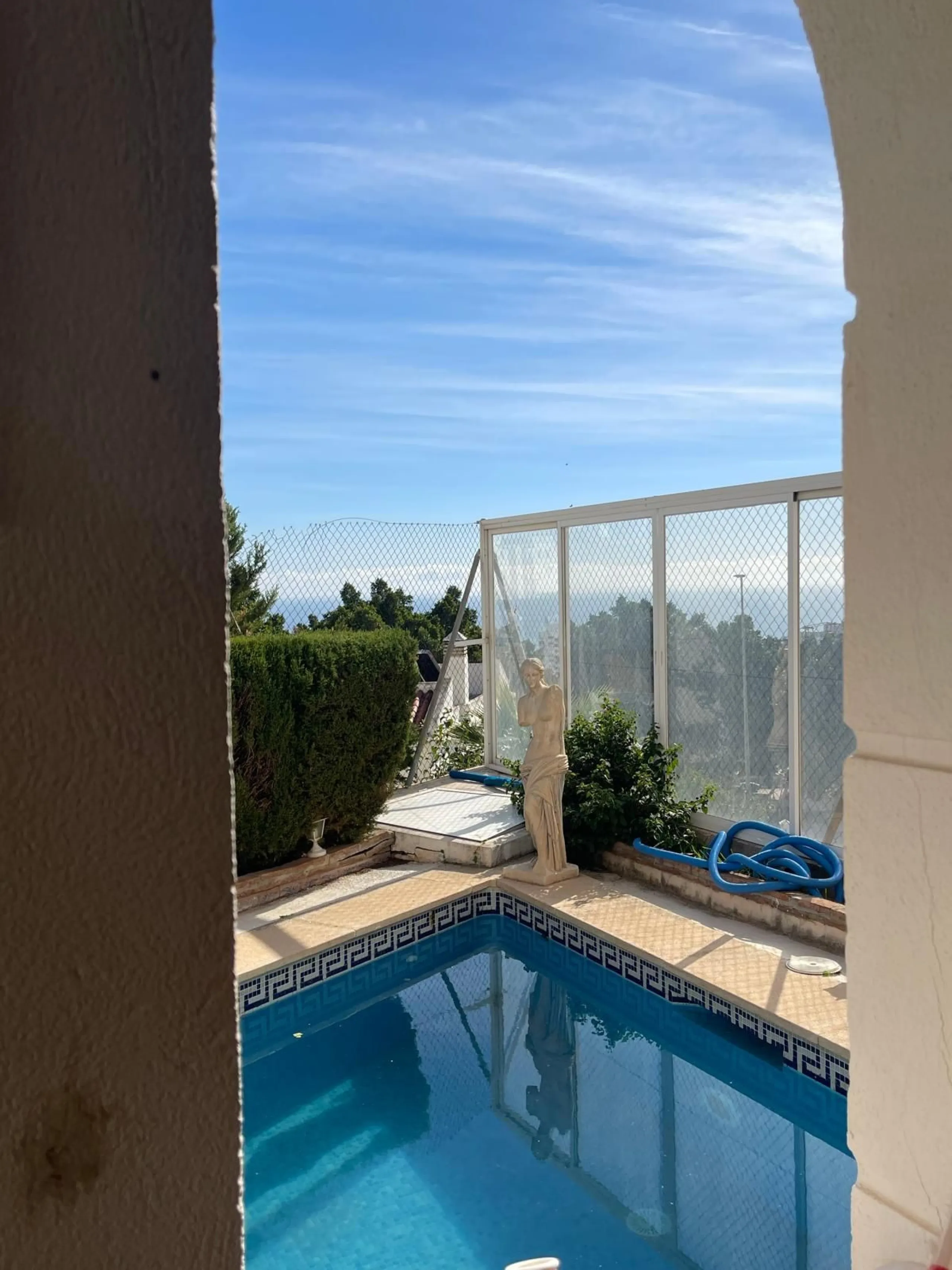 Corner town house with interior elevator in Benalmádena, Arroyo de la Miel, with sea views and a privileged location.