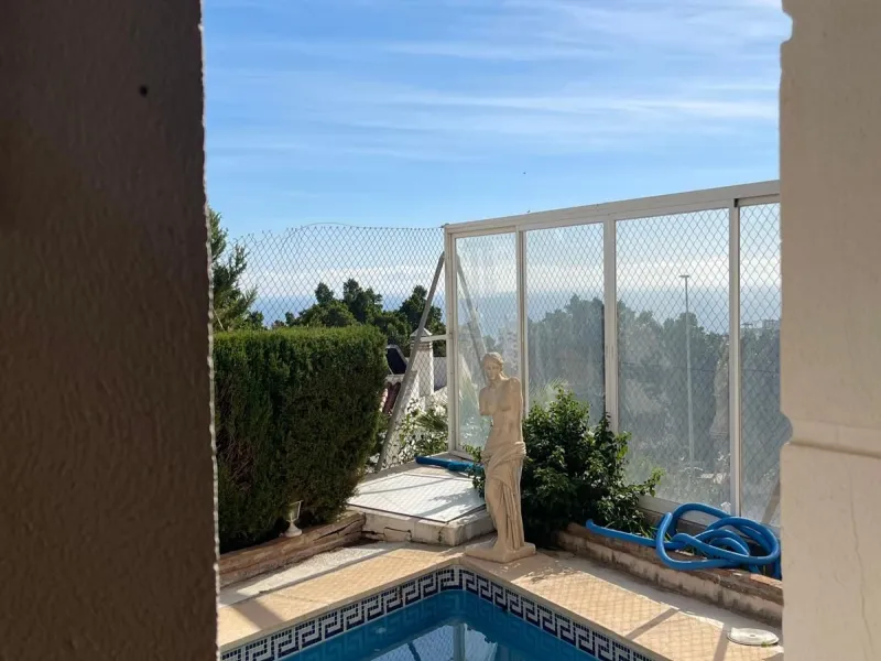 Corner town house with interior elevator in Benalmádena, Arroyo de la Miel, with sea views and a privileged location.