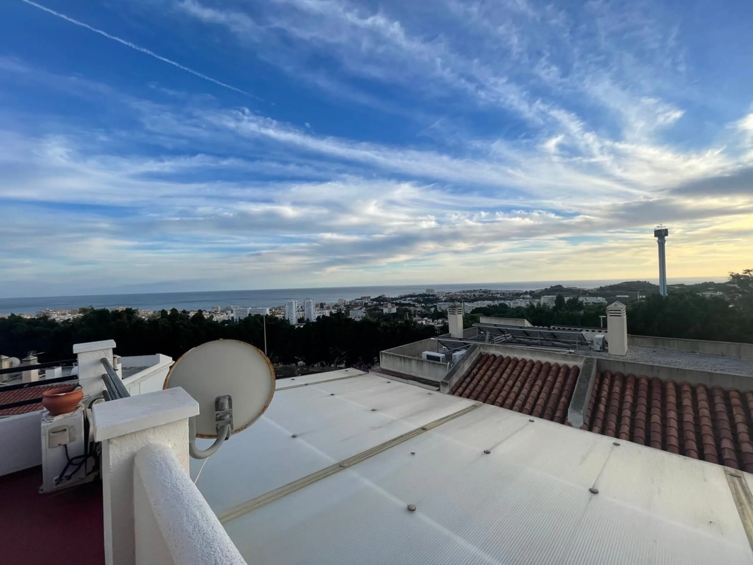 Corner town house with interior elevator in Benalmádena, Arroyo de la Miel, with sea views and a privileged location.