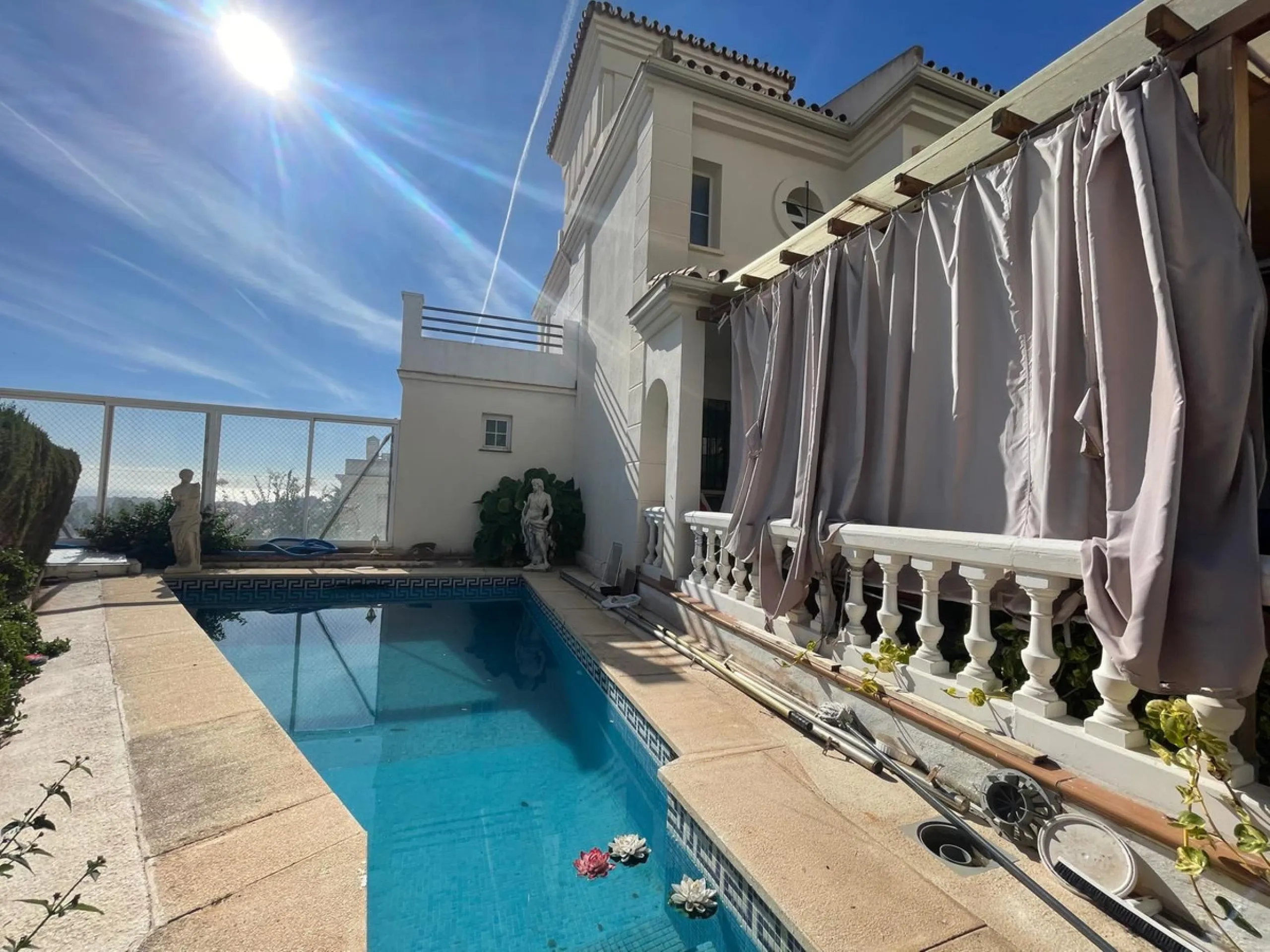 Corner town house with interior elevator in Benalmádena, Arroyo de la Miel, with sea views and a privileged location.