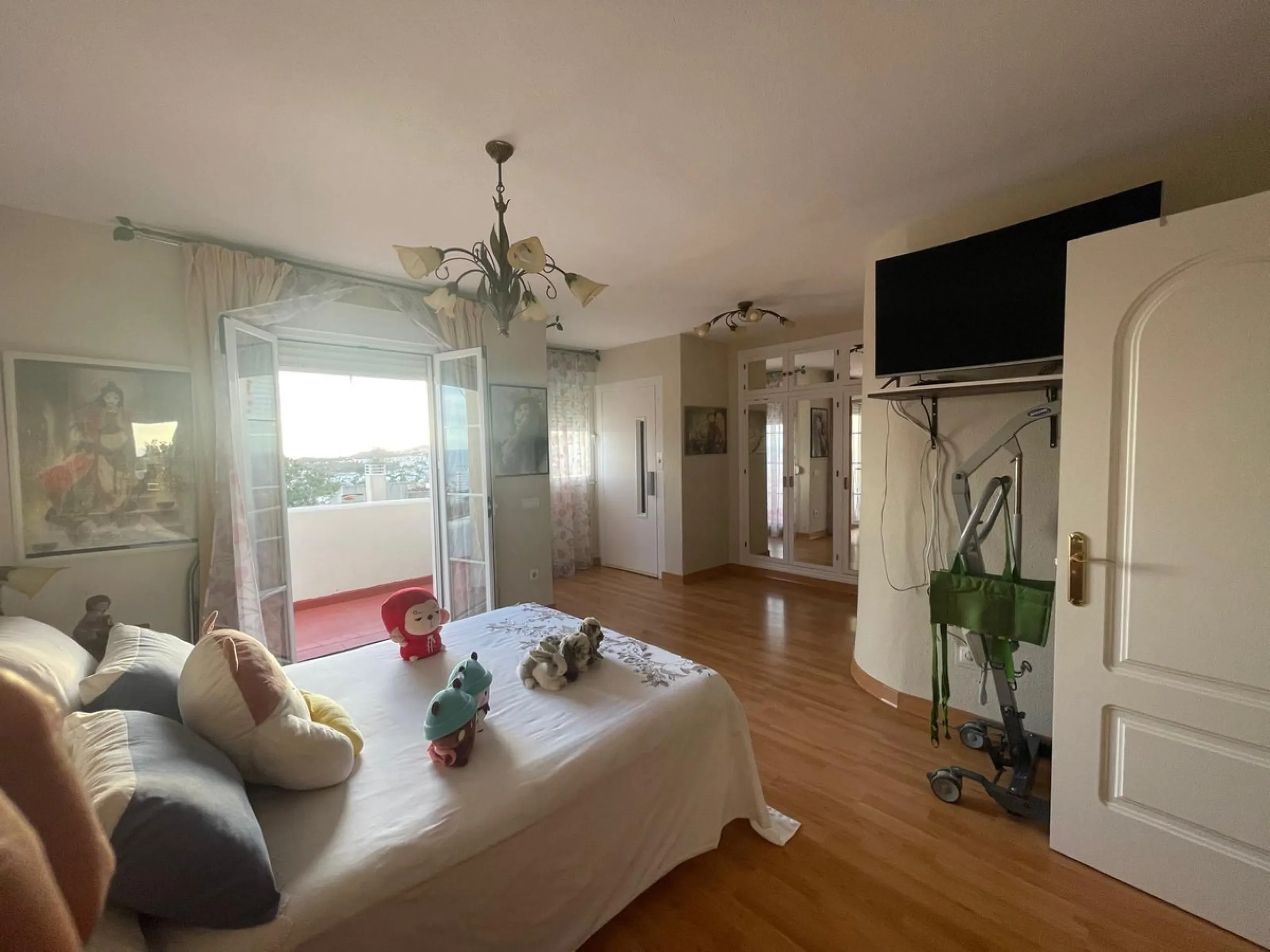 Corner town house with interior elevator in Benalmádena, Arroyo de la Miel, with sea views and a privileged location.