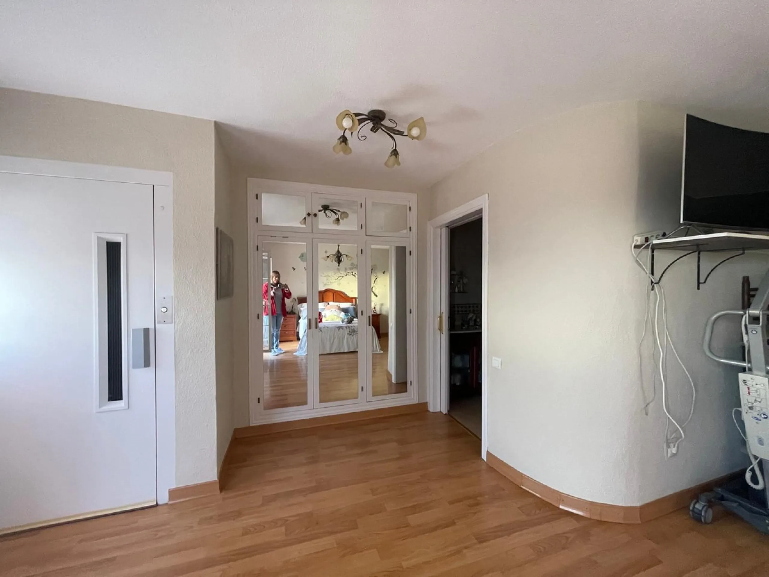 Corner town house with interior elevator in Benalmádena, Arroyo de la Miel, with sea views and a privileged location.