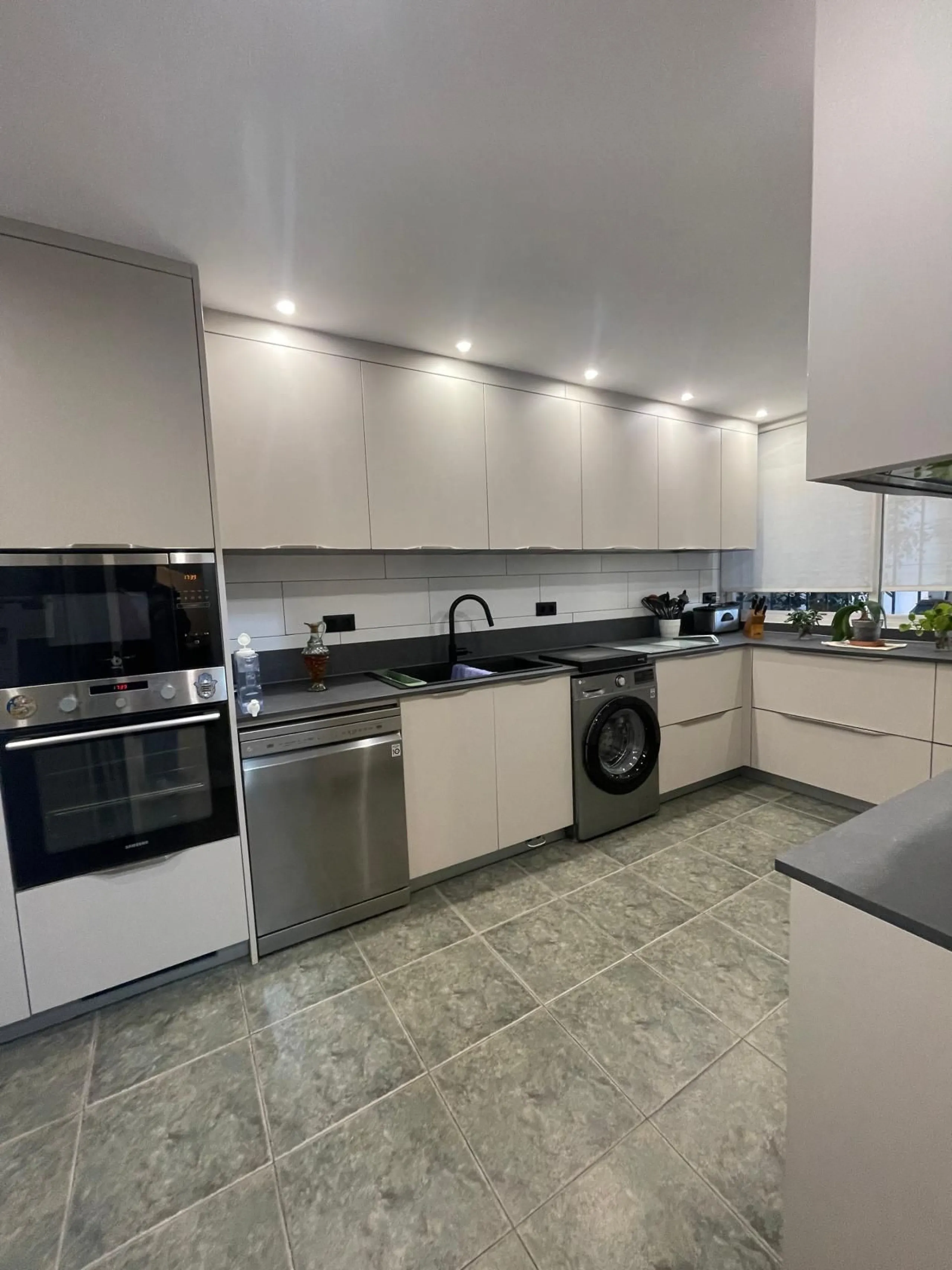 Corner town house with interior elevator in Benalmádena, Arroyo de la Miel, with sea views and a privileged location.