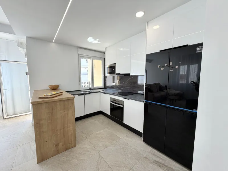 Welcome home to your own oasis on the third floor in Fuengirola! Here you'll find a bright and well-planned two-bedroom apartment (no lift), with access to a spacious shared rooftop terrace. The location is hard to beat, with just 600 meters from the beac