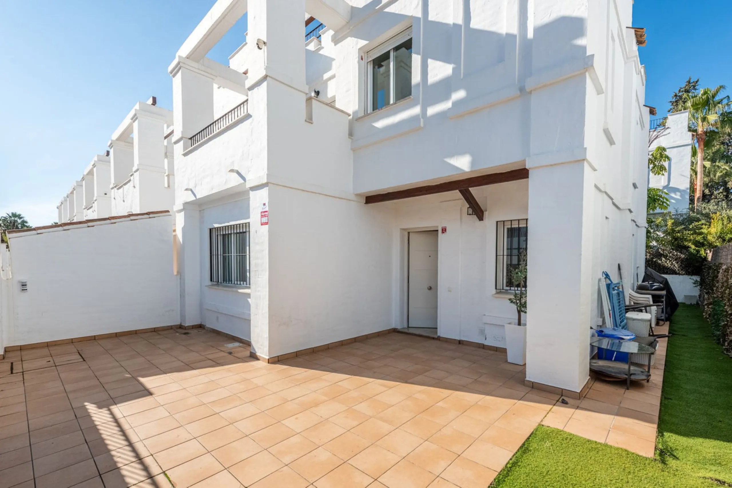 Bright CORNER Semi-Detached Home in Los Naranjos de Marbella, Just 1.5 km from the Beach and Puerto Banús
