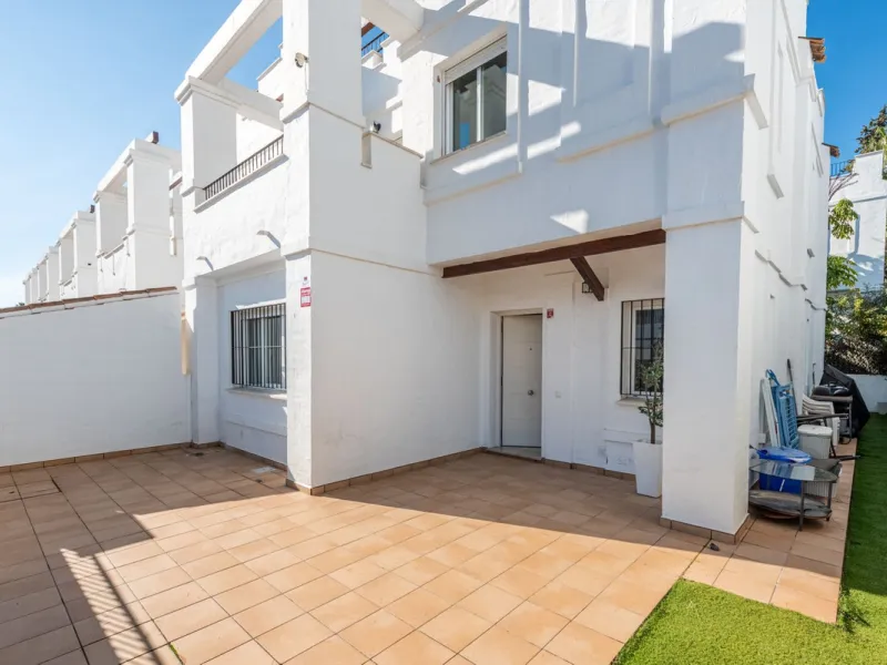 Bright CORNER Semi-Detached Home in Los Naranjos de Marbella, Just 1.5 km from the Beach and Puerto Banús