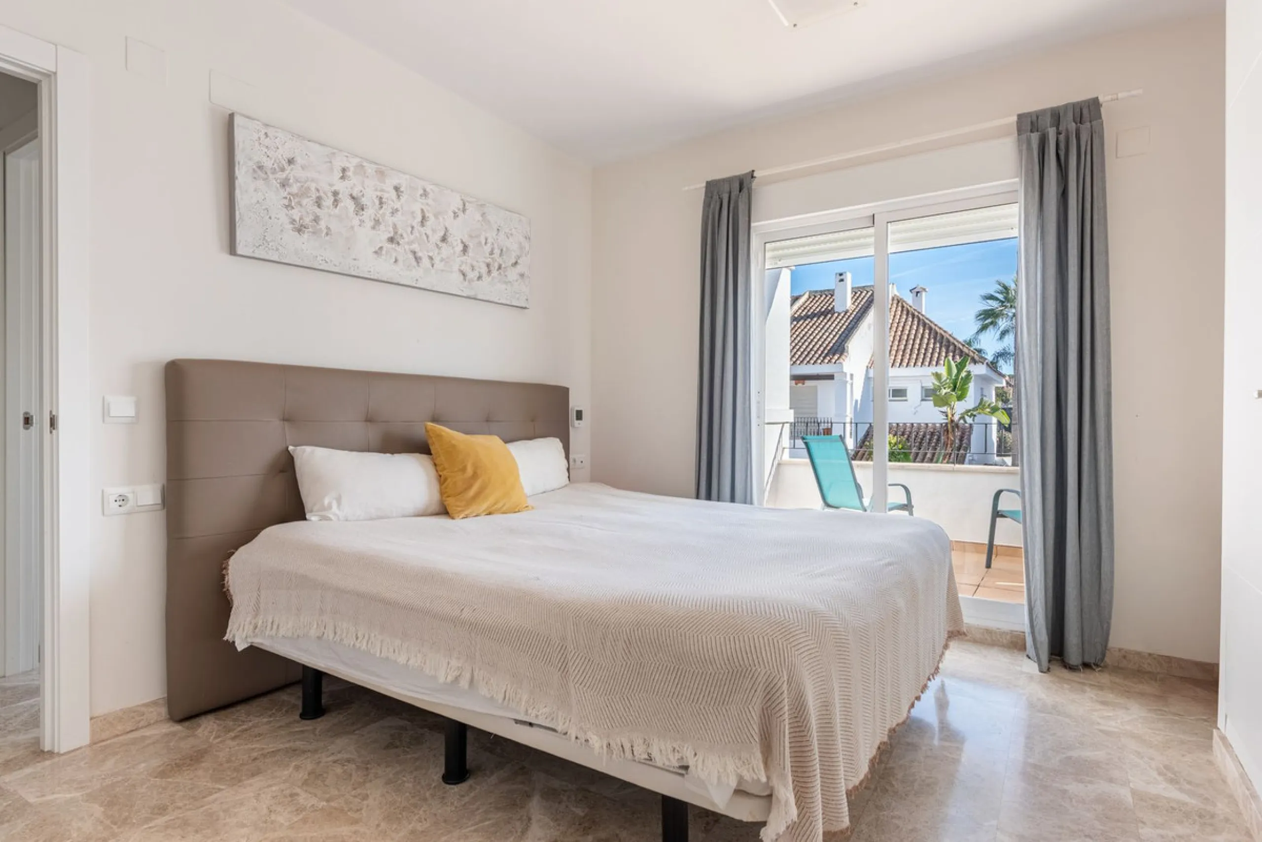 Bright CORNER Semi-Detached Home in Los Naranjos de Marbella, Just 1.5 km from the Beach and Puerto Banús