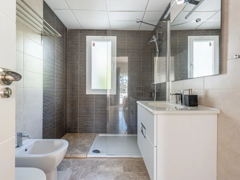 Bright CORNER Semi-Detached Home in Los Naranjos de Marbella, Just 1.5 km from the Beach and Puerto Banús
