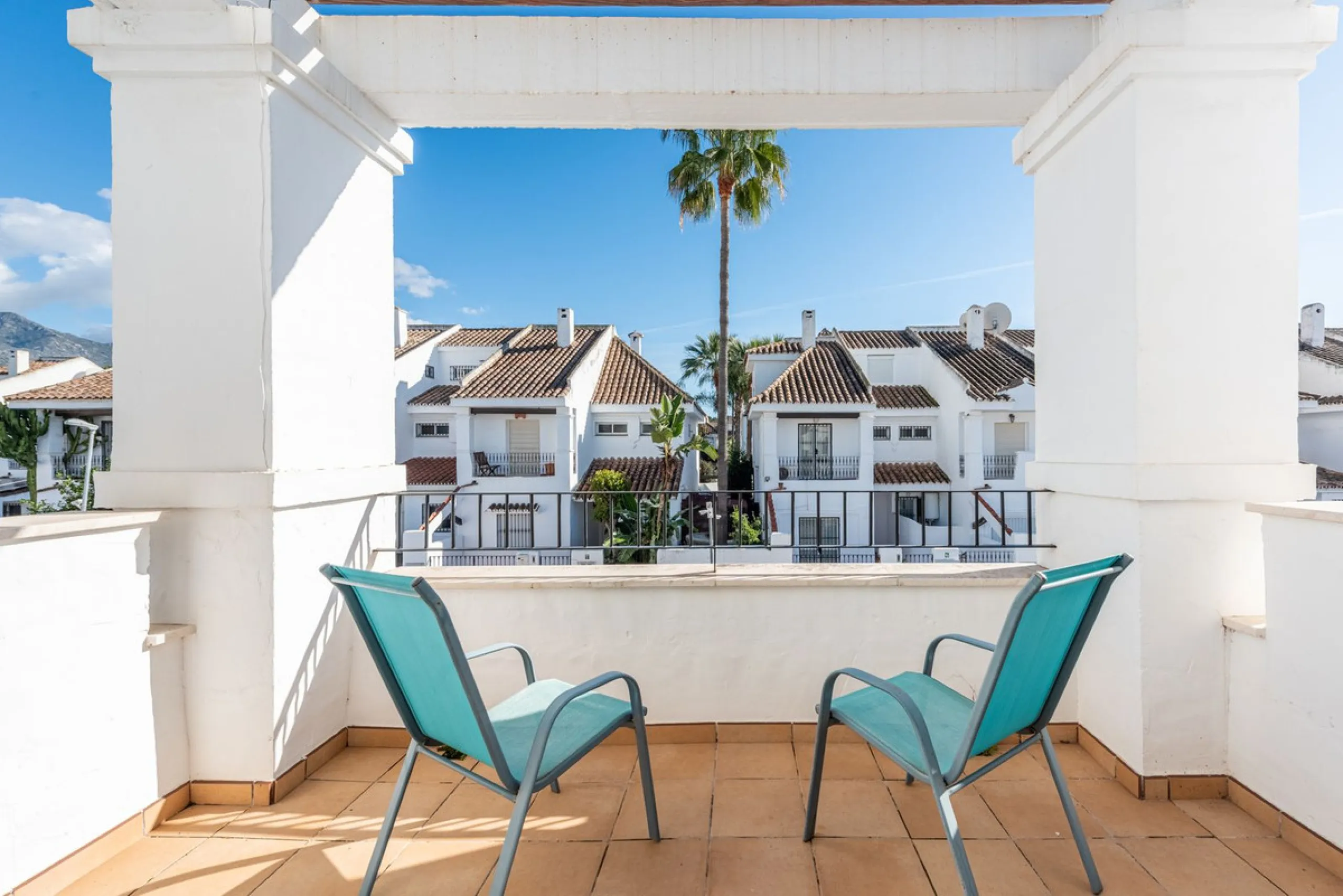 Bright CORNER Semi-Detached Home in Los Naranjos de Marbella, Just 1.5 km from the Beach and Puerto Banús