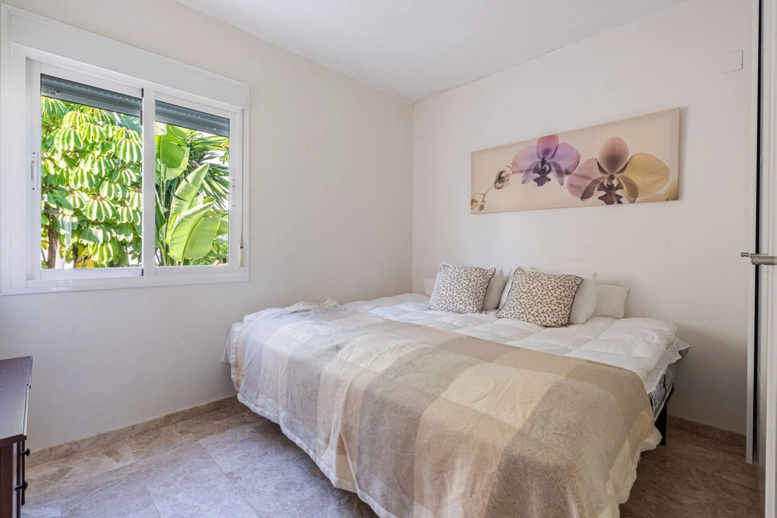 Bright CORNER Semi-Detached Home in Los Naranjos de Marbella, Just 1.5 km from the Beach and Puerto Banús