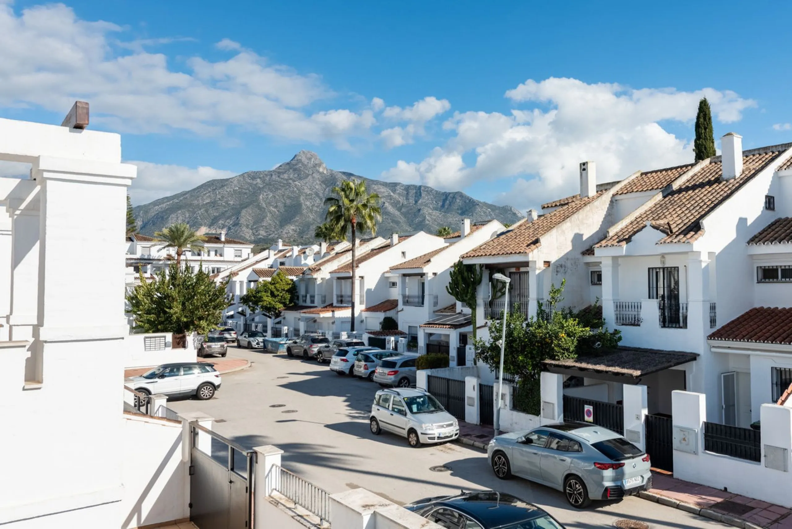 Bright CORNER Semi-Detached Home in Los Naranjos de Marbella, Just 1.5 km from the Beach and Puerto Banús