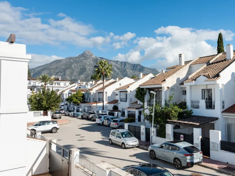 Bright CORNER Semi-Detached Home in Los Naranjos de Marbella, Just 1.5 km from the Beach and Puerto Banús