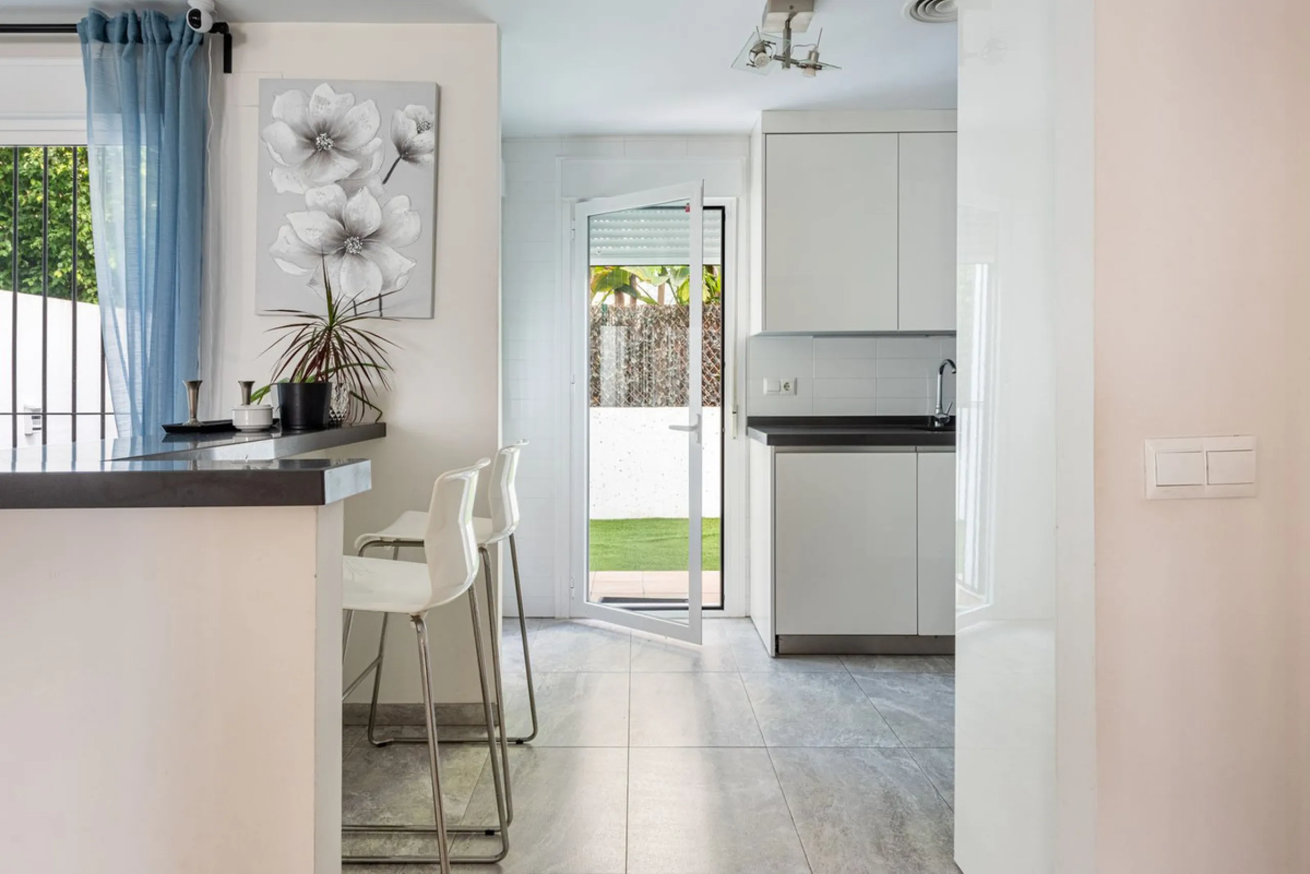 Bright CORNER Semi-Detached Home in Los Naranjos de Marbella, Just 1.5 km from the Beach and Puerto Banús