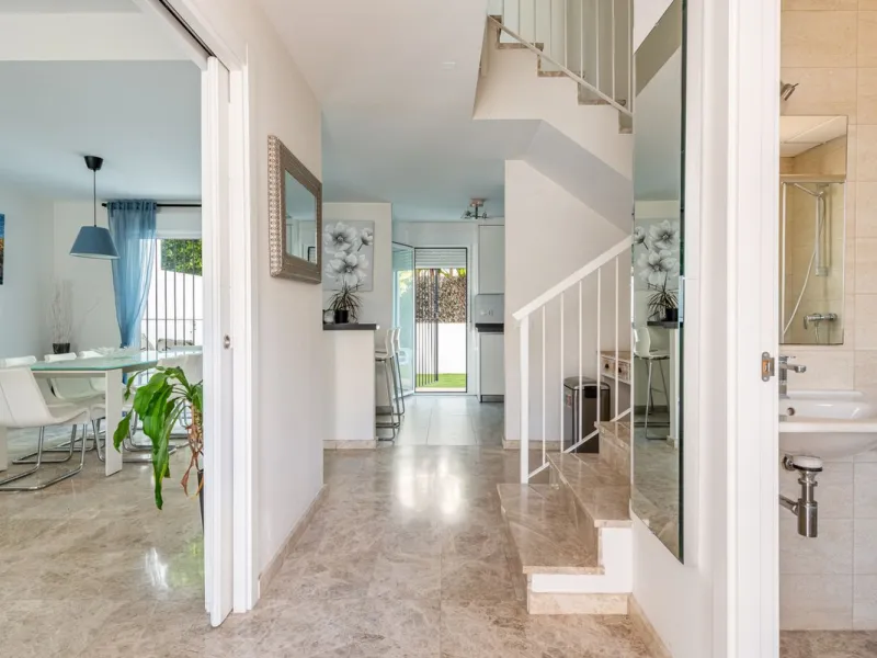 Bright CORNER Semi-Detached Home in Los Naranjos de Marbella, Just 1.5 km from the Beach and Puerto Banús