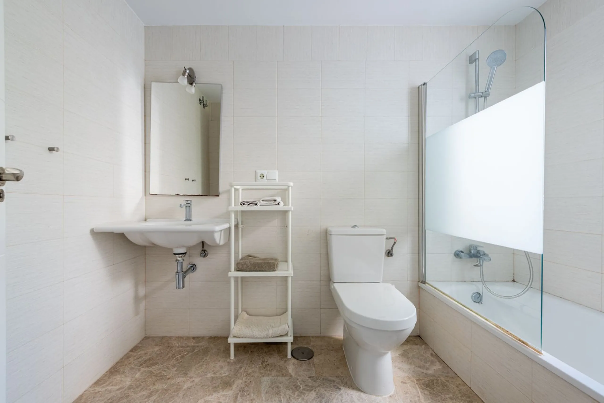 Bright CORNER Semi-Detached Home in Los Naranjos de Marbella, Just 1.5 km from the Beach and Puerto Banús