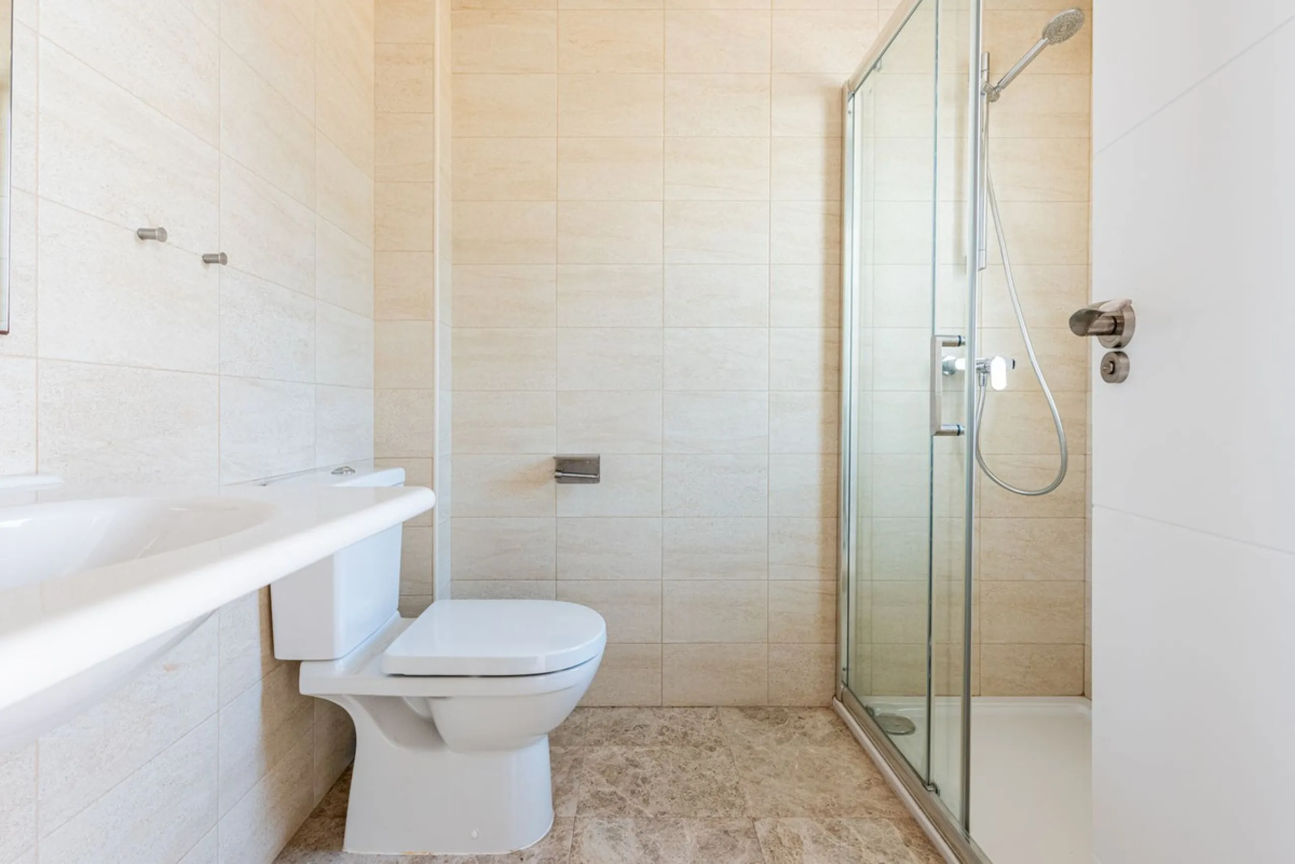 Bright CORNER Semi-Detached Home in Los Naranjos de Marbella, Just 1.5 km from the Beach and Puerto Banús